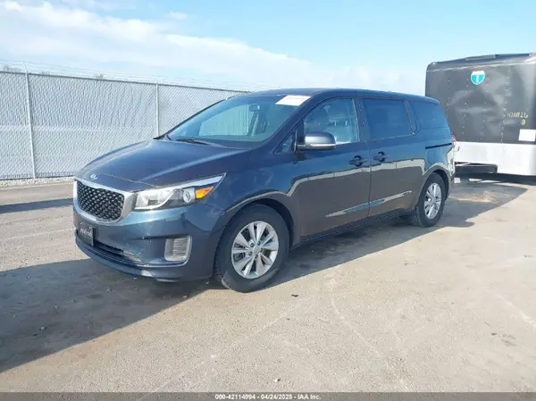 KNDMB5C17H6220063 2017 KIA SEDONA - Image 2