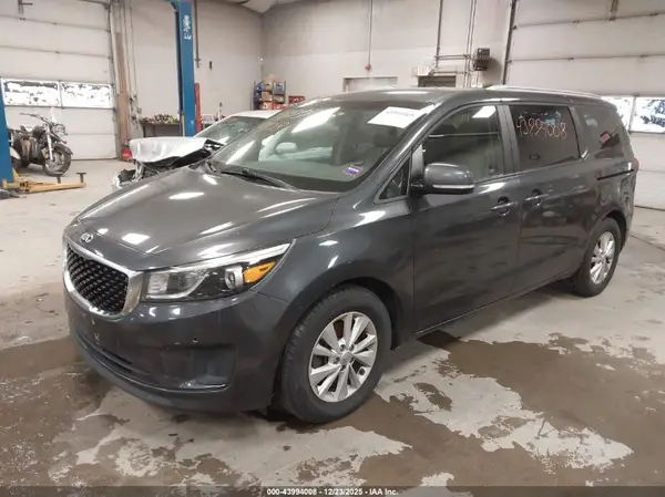 KNDMB5C17H6239745 2017 KIA SEDONA - Image 2