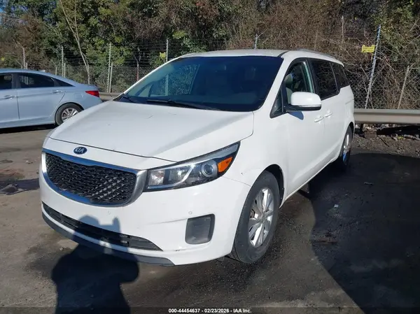 KNDMB5C17H6268081 2017 KIA SEDONA - Image 2
