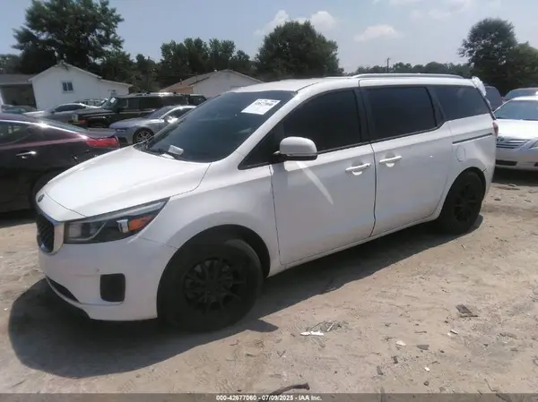 KNDMB5C17H6332877 2017 KIA SEDONA - Image 2