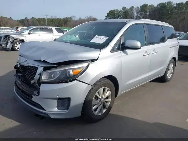 KNDMB5C17J6348048 2018 KIA SEDONA - Image 2