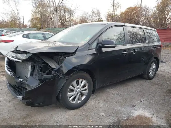 KNDMB5C17J6363472 2018 KIA SEDONA - Image 2