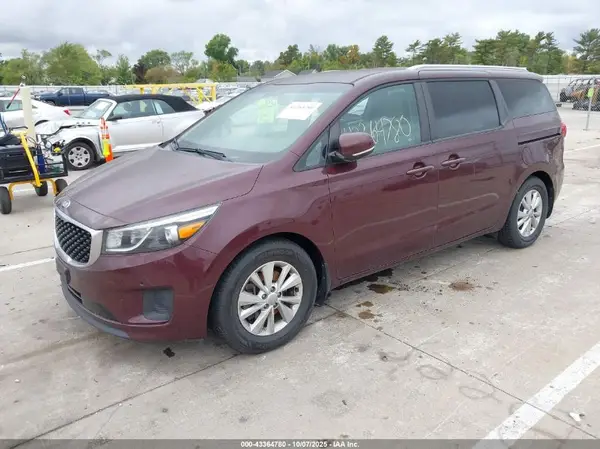 KNDMB5C17J6379977 2018 KIA SEDONA - Image 2