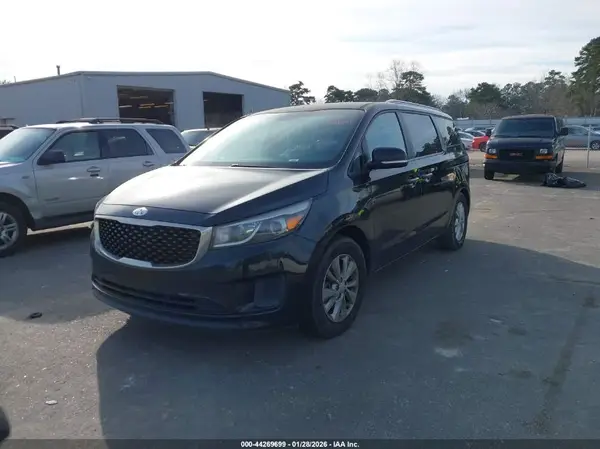 KNDMB5C17J6386394 2018 KIA SEDONA - Image 2