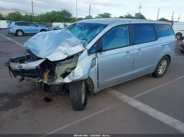 KNDMB5C17J6389120 2018 KIA SEDONA - Image 2