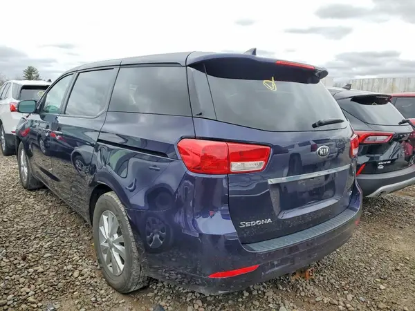 KNDMB5C17J6390557 2018 KIA SEDONA - Image 2