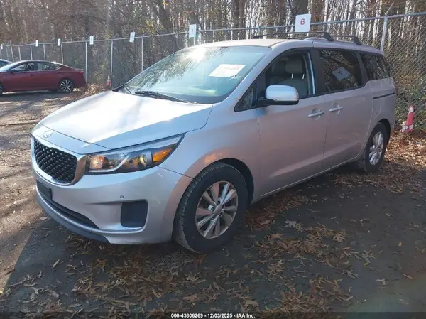 KNDMB5C17J6400584 2018 KIA SEDONA - Image 2