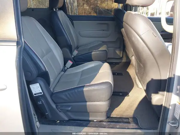 KNDMB5C17J6400584 2018 KIA SEDONA - Image 8