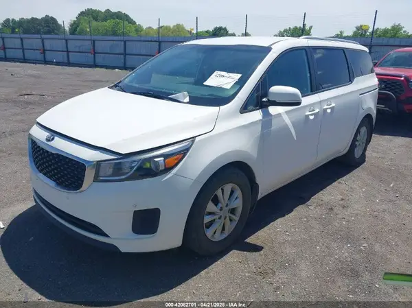 KNDMB5C17J6424349 2018 KIA SEDONA - Image 2