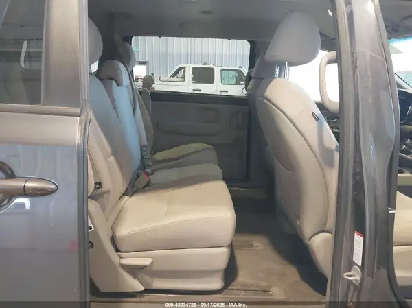 KNDMB5C18G6178971 2016 KIA SEDONA - Image 8