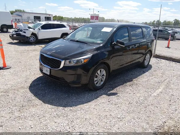 KNDMB5C18H6217978 2017 KIA SEDONA - Image 2
