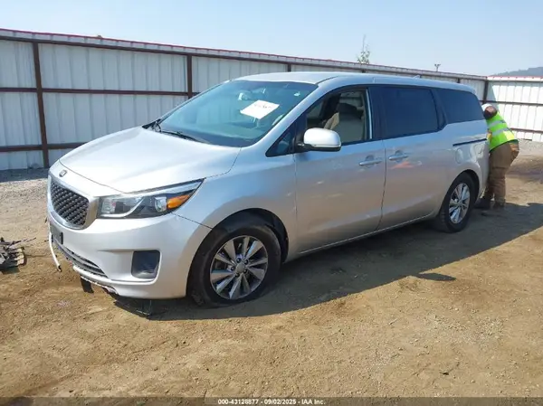KNDMB5C18H6218595 2017 KIA SEDONA - Image 2