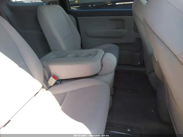 KNDMB5C18H6218595 2017 KIA SEDONA - Image 8