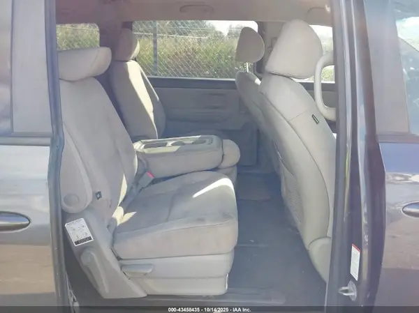 KNDMB5C18H6226180 2017 KIA SEDONA - Image 8