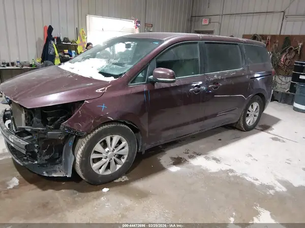 KNDMB5C18H6236370 2017 KIA SEDONA - Image 2