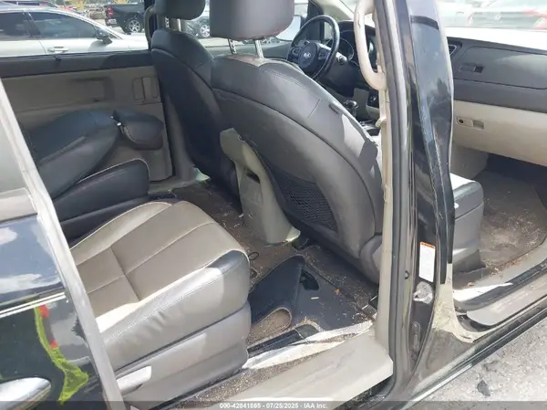 KNDMB5C18H6242217 2017 KIA SEDONA - Image 8