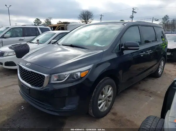 KNDMB5C18H6250785 2017 KIA SEDONA - Image 2