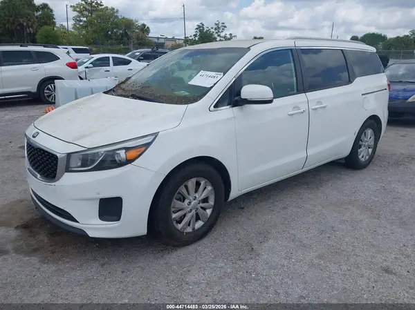 KNDMB5C18H6267487 2017 KIA SEDONA - Image 2