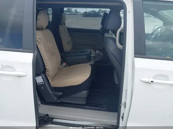 KNDMB5C18H6267487 2017 KIA SEDONA - Image 8