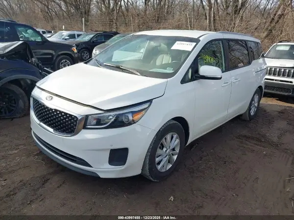 KNDMB5C18H6268087 2017 KIA SEDONA - Image 2