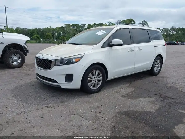 KNDMB5C18H6268106 2017 KIA SEDONA - Image 2