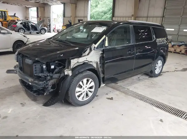 KNDMB5C18H6269370 2017 KIA SEDONA - Image 2