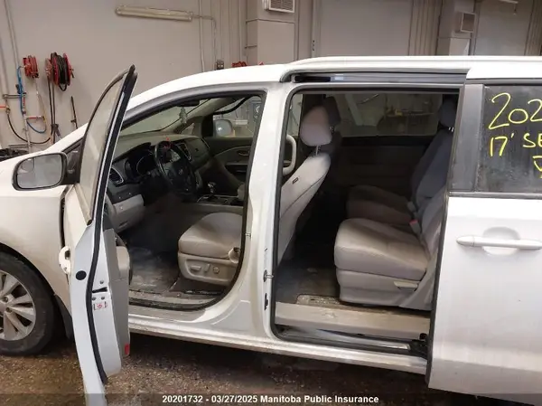 KNDMB5C18H6270101 2017 KIA SEDONA - Image 8