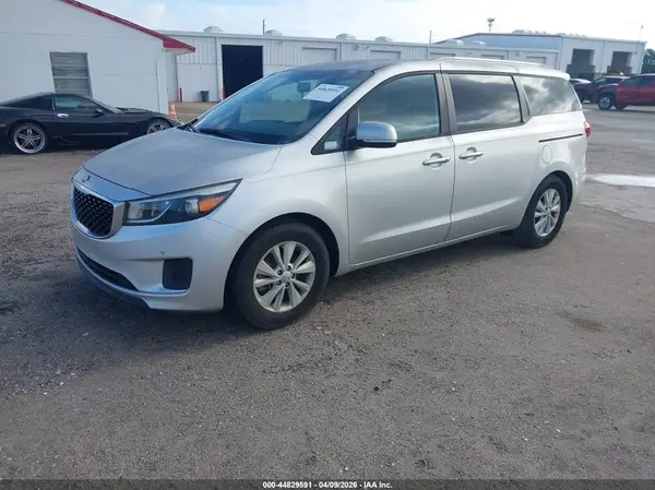 KNDMB5C18H6283138 2017 KIA SEDONA - Image 2