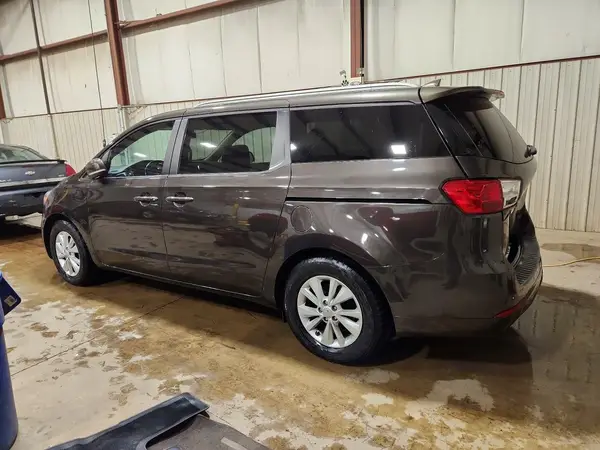 KNDMB5C18H6308877 2017 KIA SEDONA - Image 2