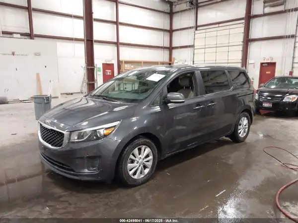 KNDMB5C18H6338560 2017 KIA SEDONA - Image 2