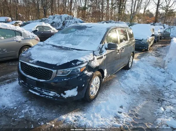 KNDMB5C18J6389613 2018 KIA SEDONA - Image 2