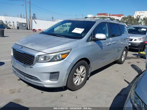 KNDMB5C19G6100800 2016 KIA SEDONA - Image 2
