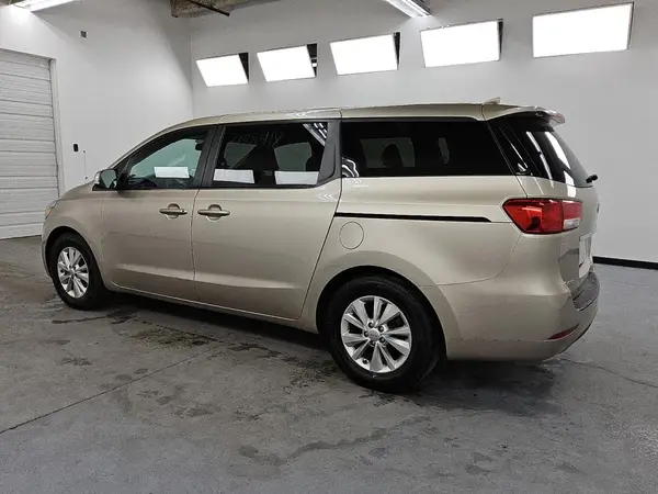 KNDMB5C19H6219142 2017 KIA SEDONA - Image 2