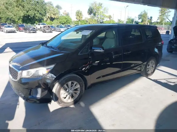 KNDMB5C19H6233848 2017 KIA SEDONA - Image 2