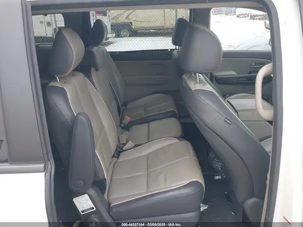 KNDMB5C19H6237897 2017 KIA SEDONA - Image 8