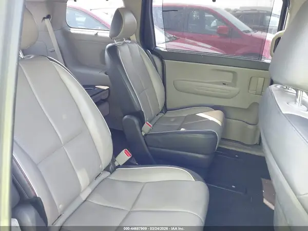 KNDMB5C19H6240900 2017 KIA SEDONA - Image 8