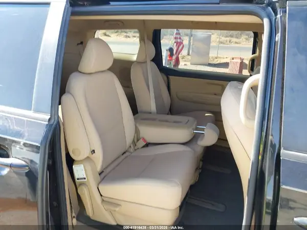 KNDMB5C19H6242338 2017 KIA SEDONA - Image 8