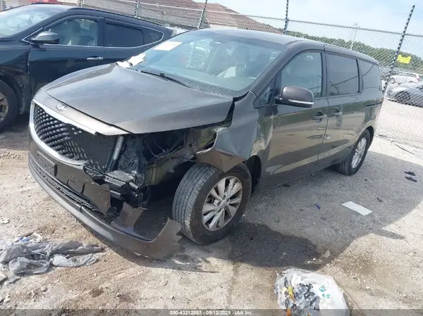 KNDMB5C19H6244848 2017 KIA SEDONA - Image 2