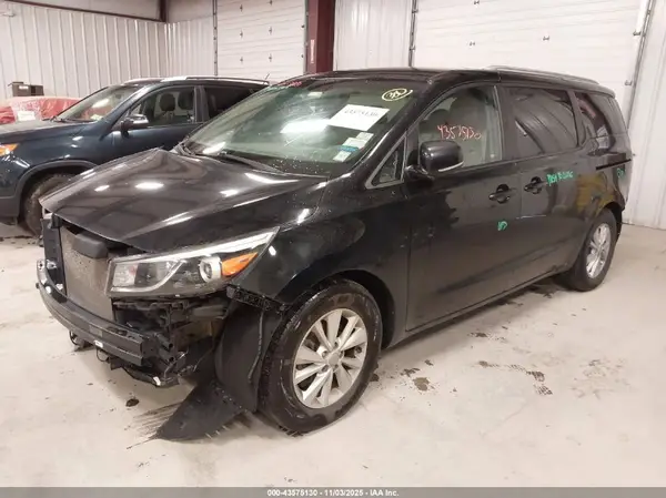 KNDMB5C19H6246132 2017 KIA SEDONA - Image 2