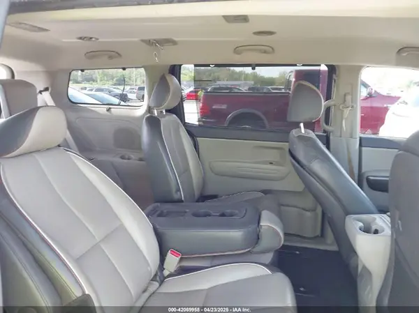 KNDMB5C19H6247894 2017 KIA SEDONA - Image 8