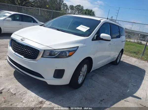 KNDMB5C19H6268132 2017 KIA SEDONA - Image 2