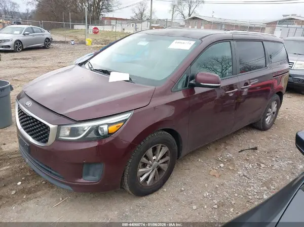 KNDMB5C19H6281219 2017 KIA SEDONA - Image 2