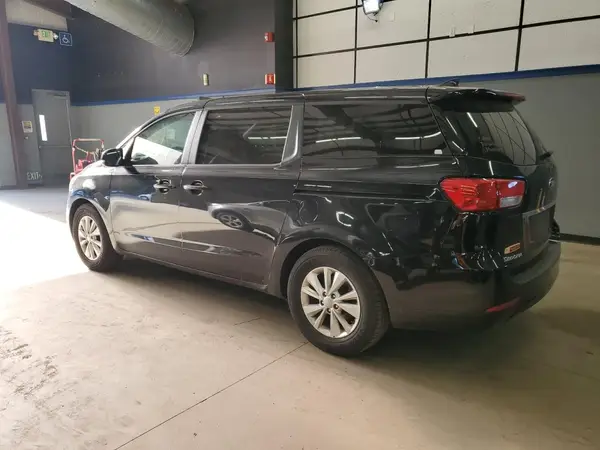 KNDMB5C19H6293774 2017 KIA SEDONA - Image 2
