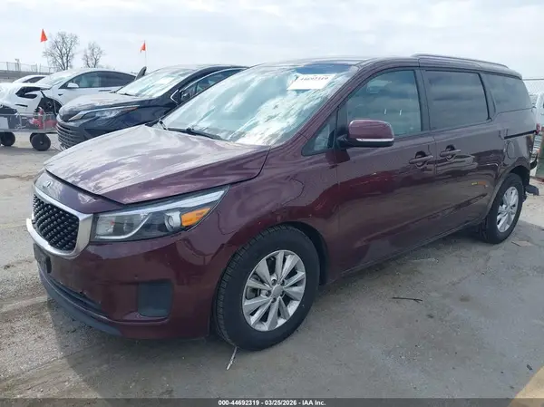 KNDMB5C19J6375123 2018 KIA SEDONA - Image 2