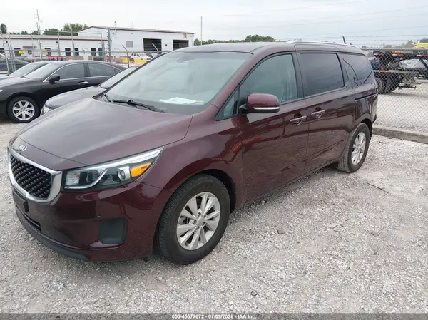 KNDMB5C19J6379978 2018 KIA SEDONA - Image 2