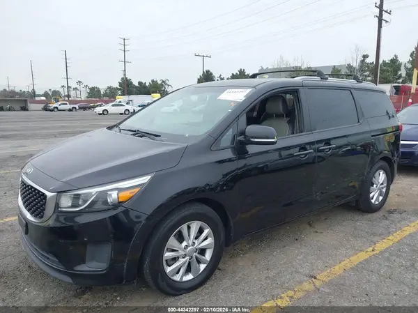 KNDMB5C19J6380435 2018 KIA SEDONA - Image 2