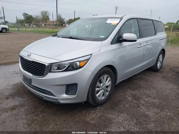 KNDMB5C19J6389118 2018 KIA SEDONA - Image 2