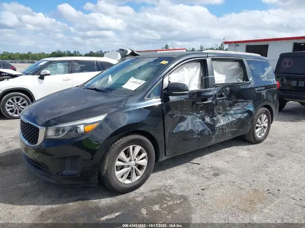 KNDMB5C19J6395193 2018 KIA SEDONA - Image 2