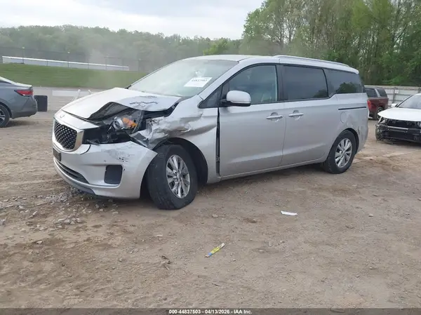 KNDMB5C19J6399907 2018 KIA SEDONA - Image 2