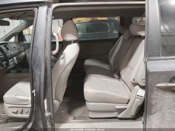KNDMB5C1XH6226181 2017 KIA SEDONA - Image 8